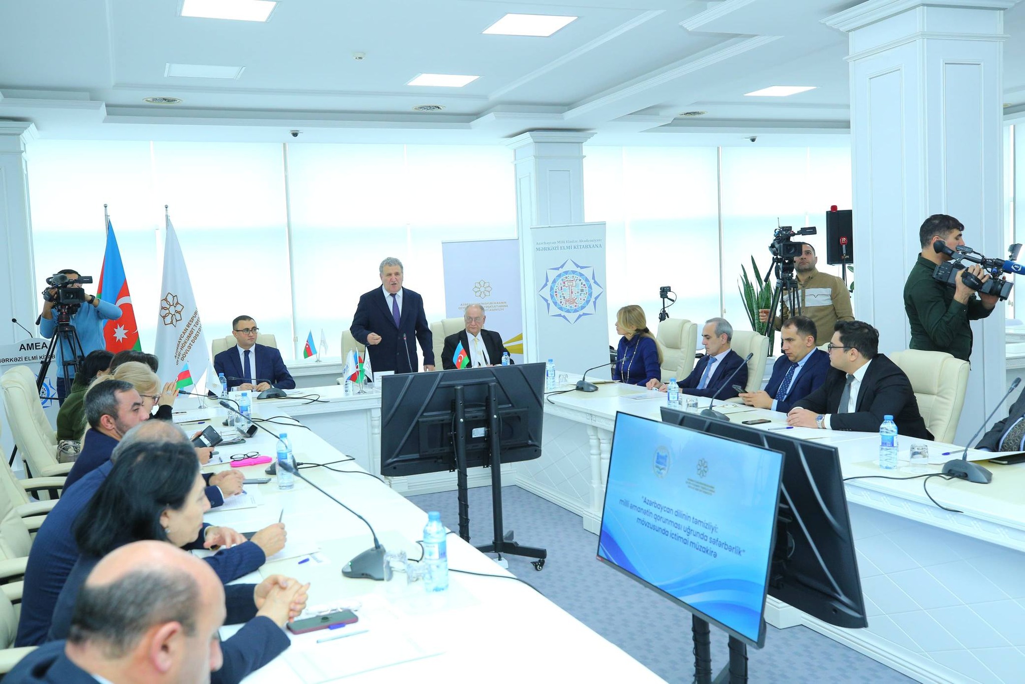 “Azərbaycan dilinin təmizliyi: milli əmanətin qorunması uğrunda səfərbərlik” mövzusunda QHT-lərin və alimlərin iştirakı ilə ictimai müzakirə keçirilib
